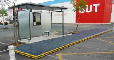 Chatellerault améliore l’accessibilité des arrêts de bus grâce à un quai de bus modulaire.