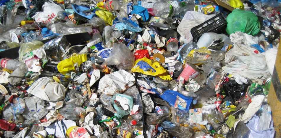 Granzas plásticas recicladas a partir del rechazo de las plantas de selección de residuos de envases.