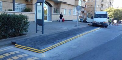 Ripollet (Barcelona) millora l’accessibilitat en les seves parades d’autobús amb plataformes modulars de ZICLA.