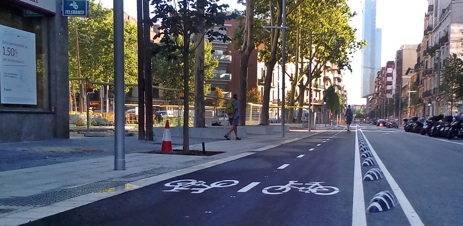 L'axe urbain Pere IV de Barcelone inaugure une nouvelle piste cyclable.