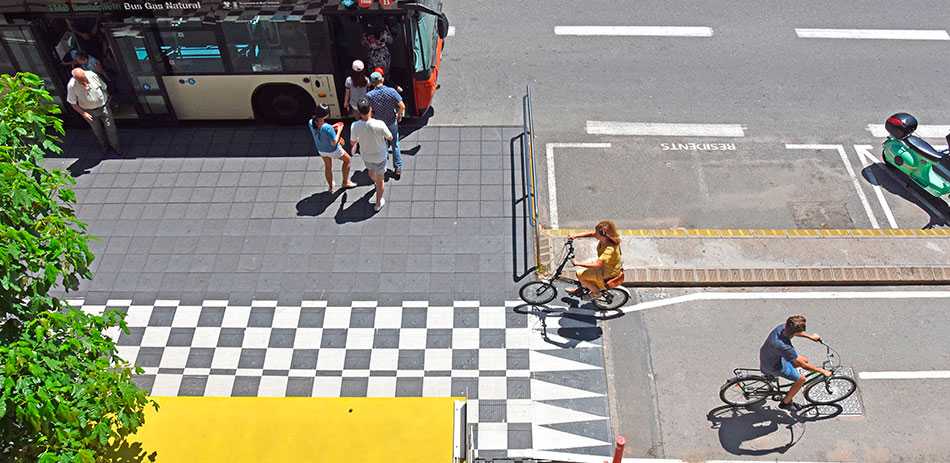 Les pistes cyclables et les arrêts de bus cohabitent sur l’Avenida del Marqués de Argentera à Barcelone.