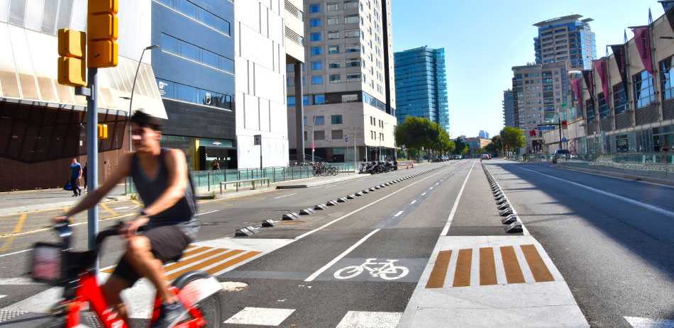 Piste cyclable de la rue Passeig del Taulat et jonction à vélo entre Barcelone et Sant Adrià de Besòs.