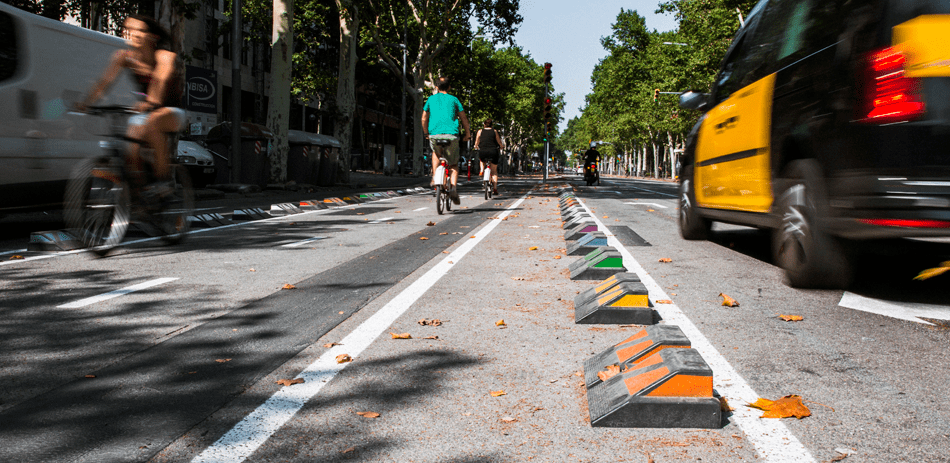 Piste cyclable de la rue Pujades de Barcelone : une explosion de couleurs.