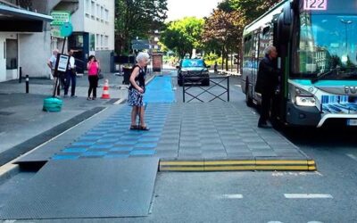 Cohabitation entre piste cyclable et arrêt de bus sur l’avenue de la Résistance à Montreuil.
