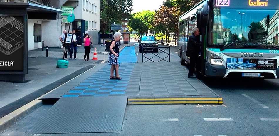 Cohabitation entre piste cyclable et arrêt de bus sur l’avenue de la Résistance à Montreuil.