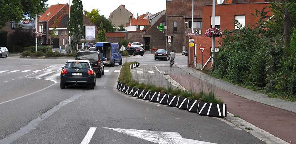 A roundabout in Izegem (Belgium) is dressed in green with ZICLA®’s Zebra® planters.