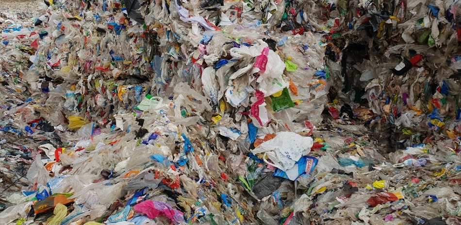 Transformación de residuos de envases plásticos mezclados procedentes de Residuos Sólidos Urbanos en nuevos materiales.