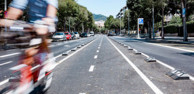 La piste cyclable de la rue du Dr Fleming à Barcelone a été transférée sur la chaussée, rendant le trottoir aux piétons.