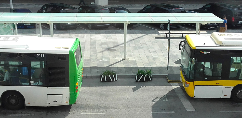Las jardineras Zebra® ayudan a ordenar el espacio en las paradas de bus de la Terminal 1 del Aeropuerto Josep Tarradellas.