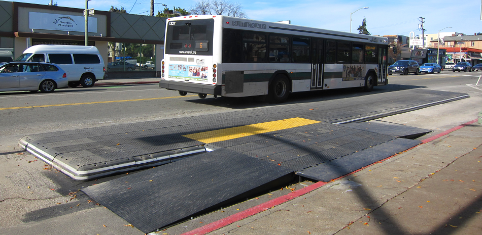 Bicicletas y autobuses conviven en Telegraph Avenue en Oakland gracias al sistema Vectorial®.