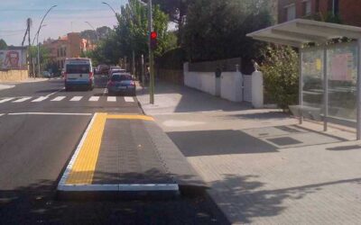 Mejora de la accesibilidad en las paradas de autobús de la calle Mayor de Vallirana (Barcelona).