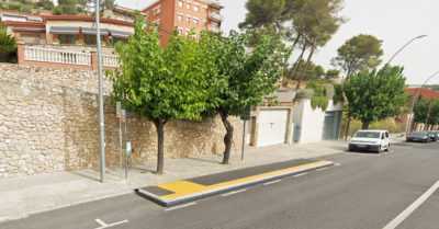 Millora de l’accessibilitat en les parades d’autobús del carrer Major de Vallirana (Barcelona).