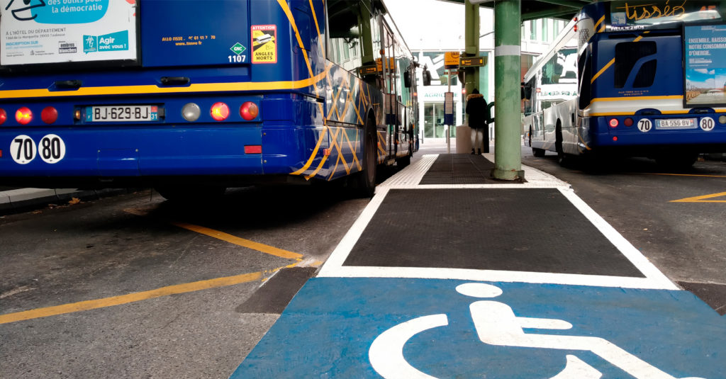 soluciones de accesibilidad en estaciones de bus y aeropuertos