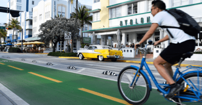 Les séparateurs Zebra® délimitent la piste cyclable de l’emblématique avenue Ocean Drive à Miami Beach.