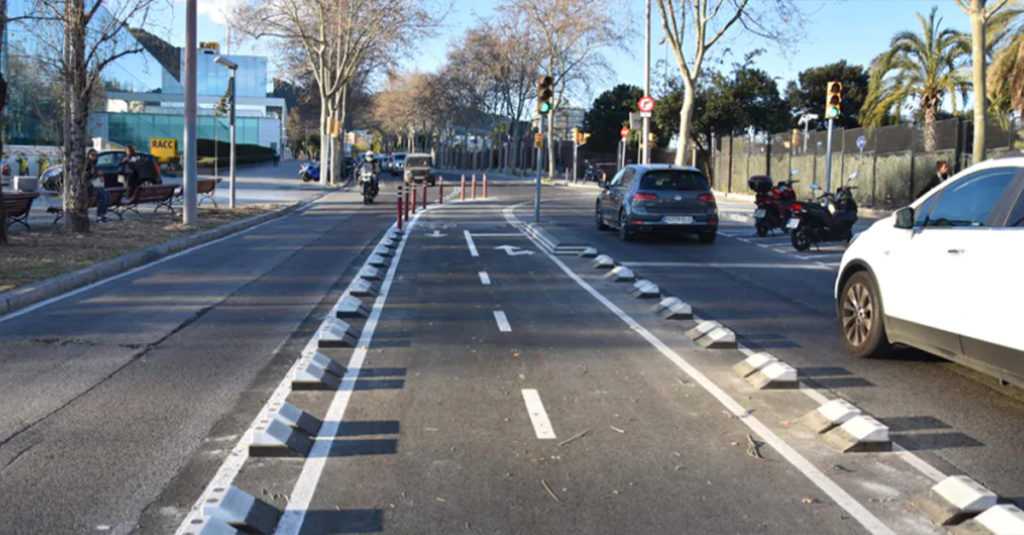 Avenida Albert Bastardas, Barcelona (Cataluña) de uno de los tipos de carril bici central protegido por los separadores del sistema Zipper® de ZICLA