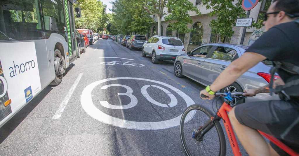 Calle zona 30 de carril bici compartido sin proteger