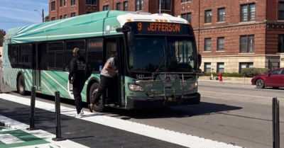 Instalación de plataformas bus en el marco de la iniciativa DDOT Reimagined.