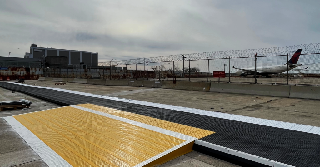 ZICLA JFK AIRPORT JFK Airport improved accessibility in its FHV vehicle waiting area with the Vectorial® system. 1 JFK AIRPORT